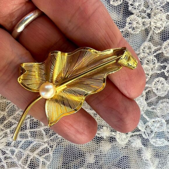 Vintage Midcentury Leaf Brooch with Prong Set Pearl - Picture 6 of 9